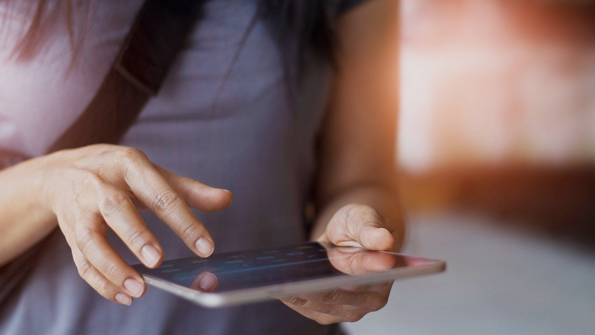 Nainen tutkii tablet tietokonetta ulkona